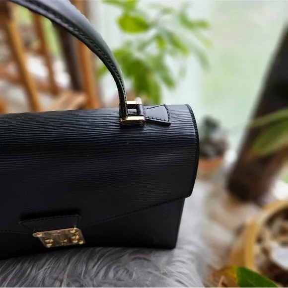 Authentic Louis Vuitton Epi Concorde Handbag - Picture 4 of 13